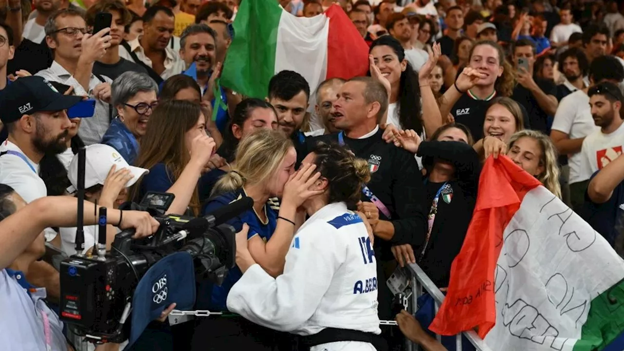 Olimpiadi, Alice Bellandi trionfa nel judo e bacia la compagna