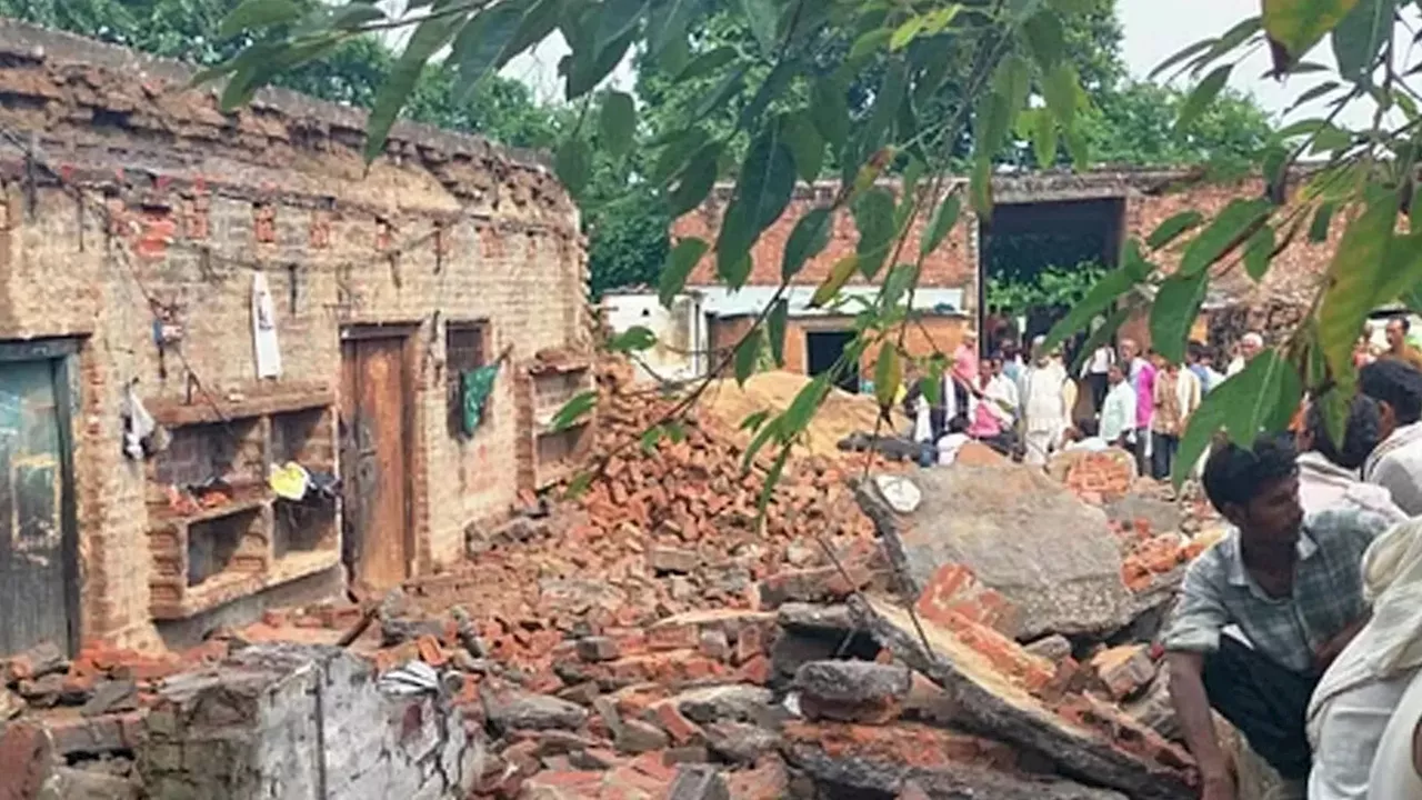 Etah House Collapse: एटा में बारिश से मकान की छत गिरी, दादी और तीन बच्चों की मौत, दो घायल