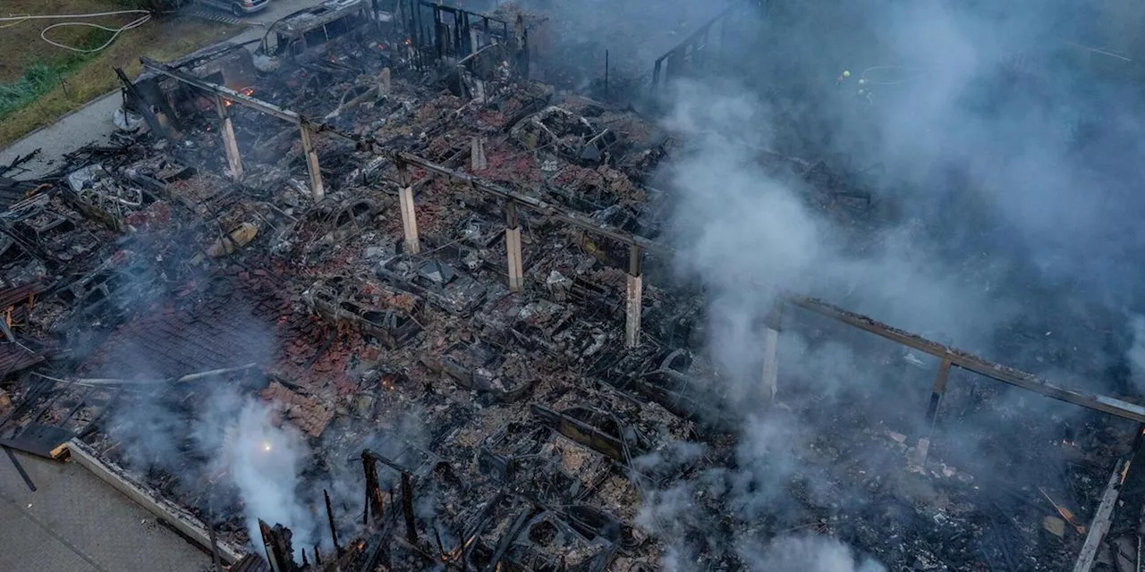 Millionen-Schaden nach Blitzeinschlag: Lagerhalle in Franken in Flammen