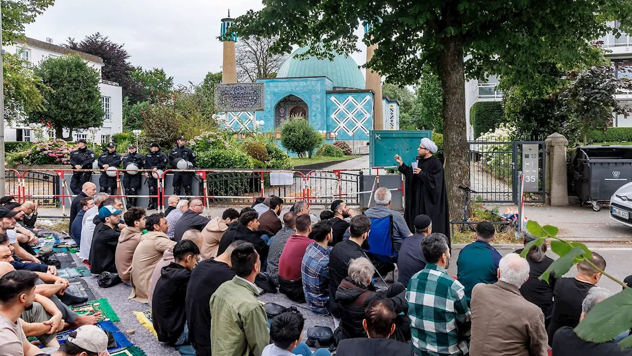 Hamburg & Schleswig-Holstein: Rund 200 Muslime beten vor geschlossener Blauer Moschee