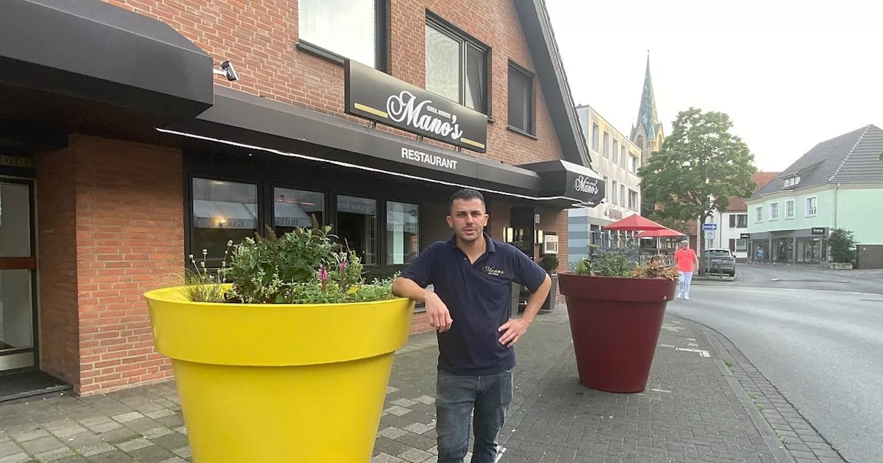 Gastronom aus Kreis Gütersloh sauer: Blumenkübel blockieren Parkplätze vor Restaurant