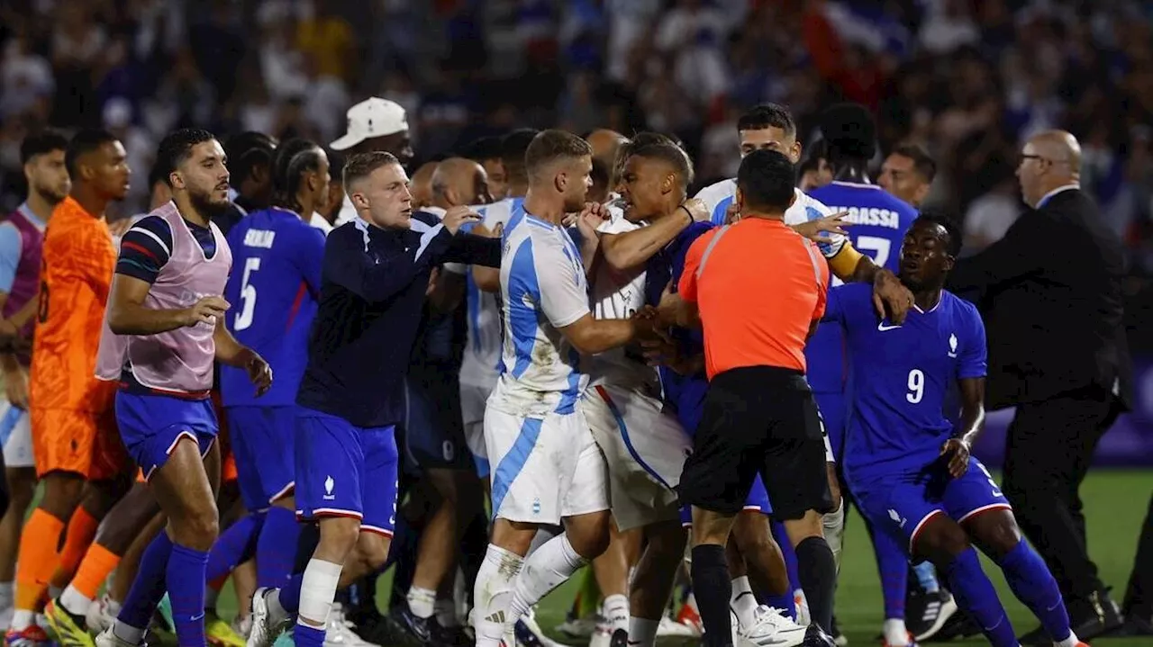  Football. Après la victoire des Bleus contre l’Argentine, la rencontre dégénère