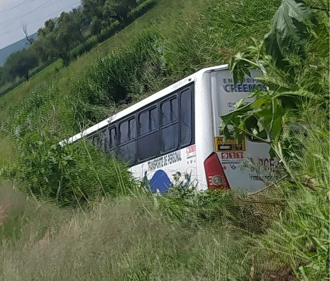 Accidente de camión de pasajeros en la carretera San Nicolás-El Sabino deja un lesionado