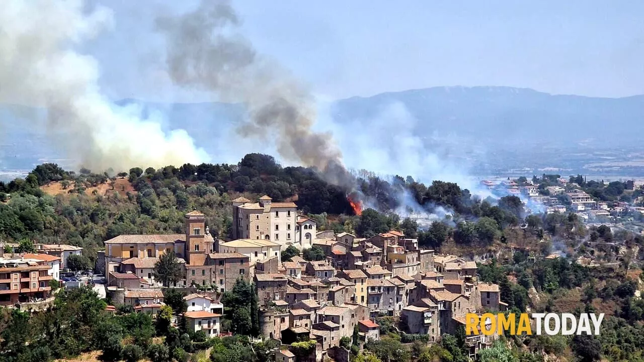 Roma circondata dagli incendi: fiamme e fumo vicino alle abitazioni