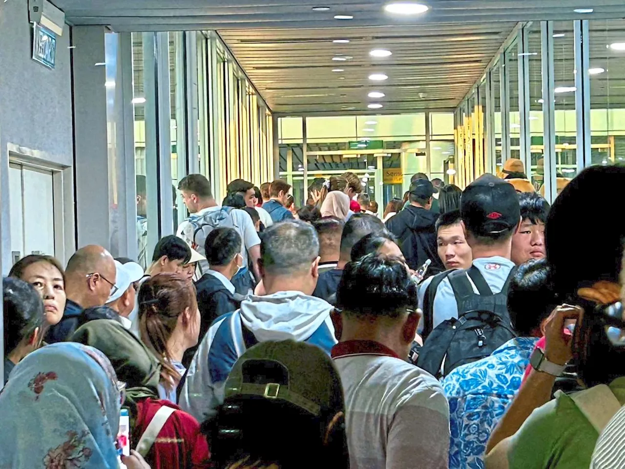 Passengers stuck in skybridge for 10 minutes