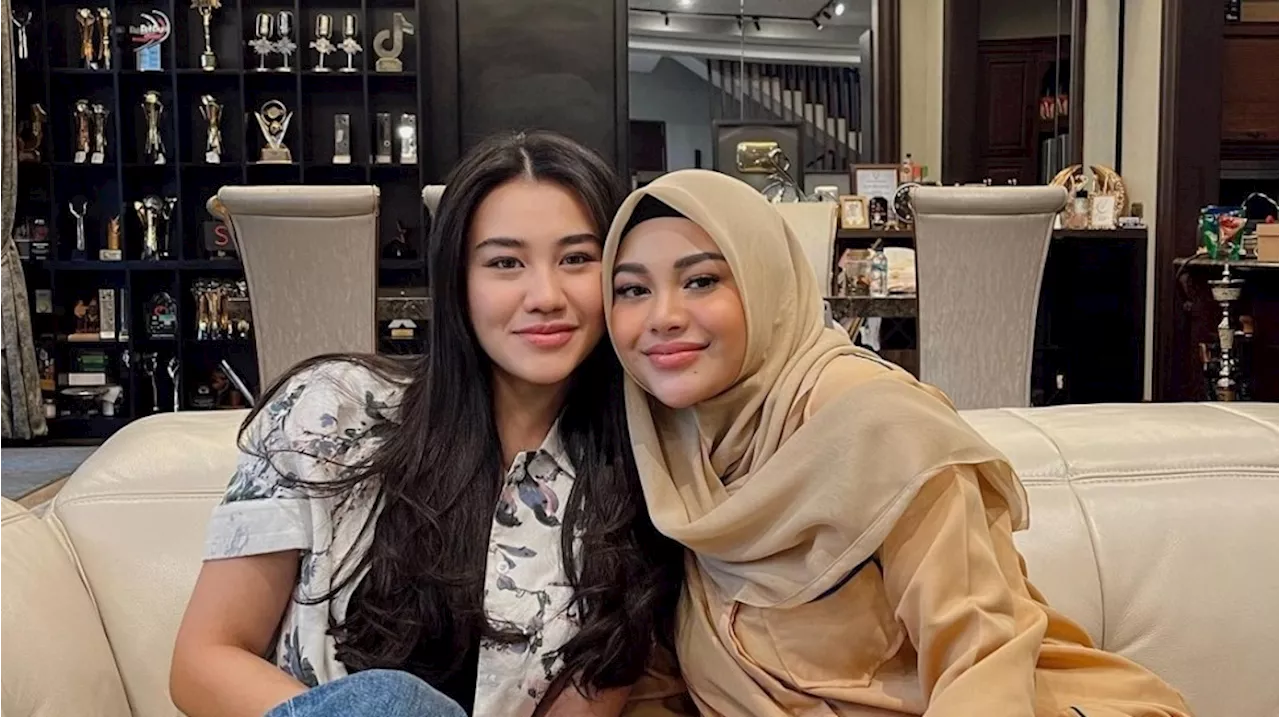 Adu Tas Aaliyah Massaid vs Aurel Hermasnyah saat Honeymoon: Tentengan Istri Thariq Kalah Mewah