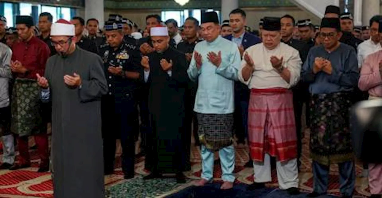 PM Anwar sertai solat jenazah ghaib ke atas Ismail Haniyeh di Masjid Negara