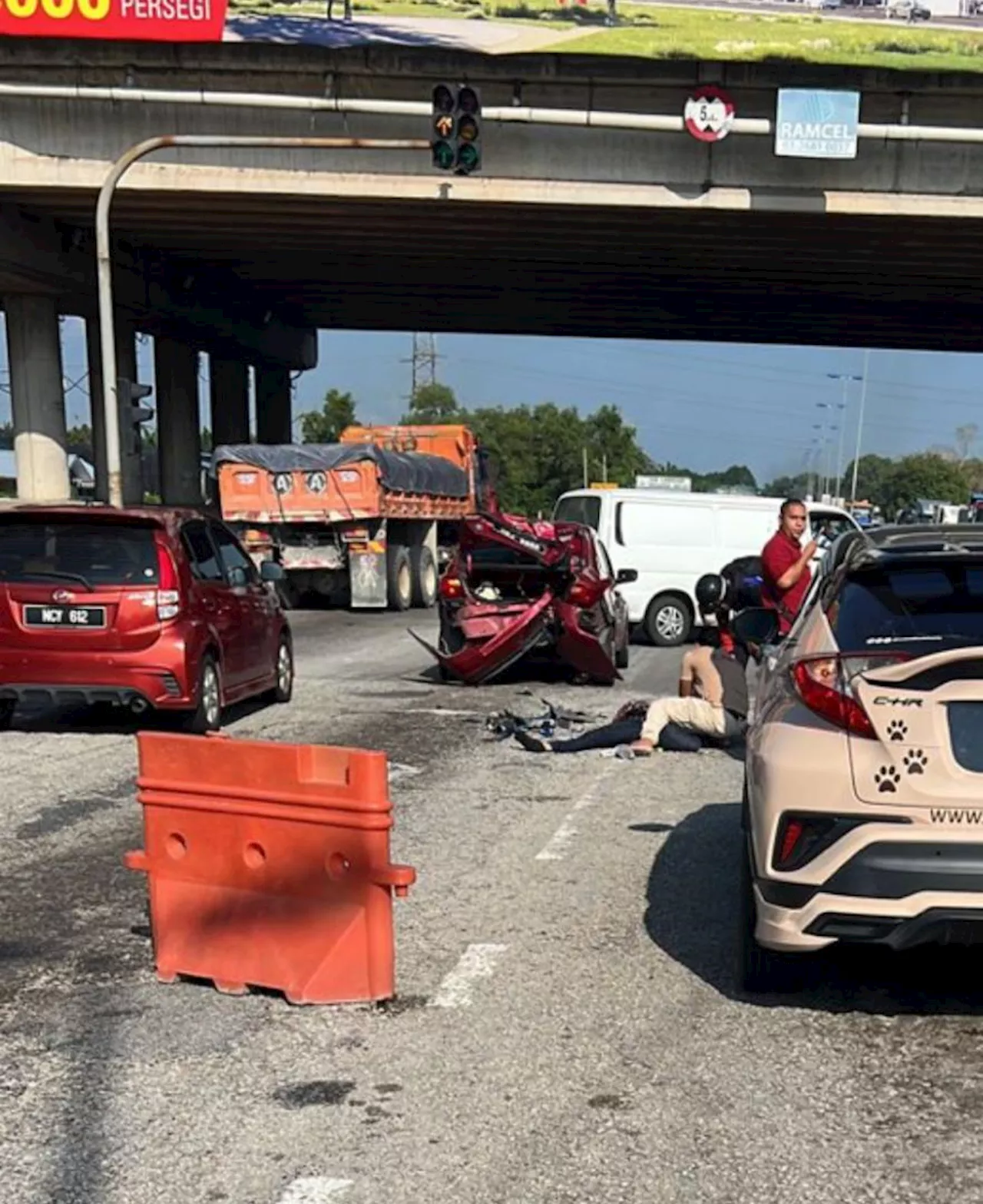 Pekerja hotel maut, motosikal rempuh kereta