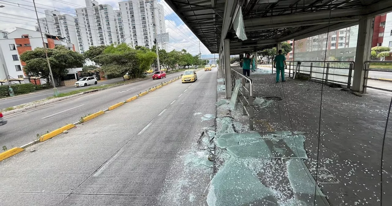 Con ladrillos destruyeron dos estaciones de Metrolínea en la autopista a Floridablanca