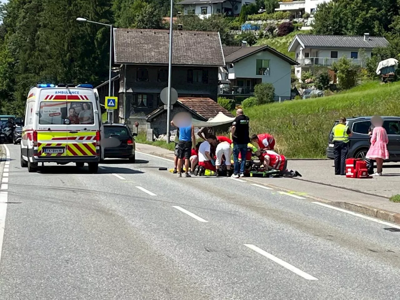 Fußgänger von Auto erfasst und schwer verletzt