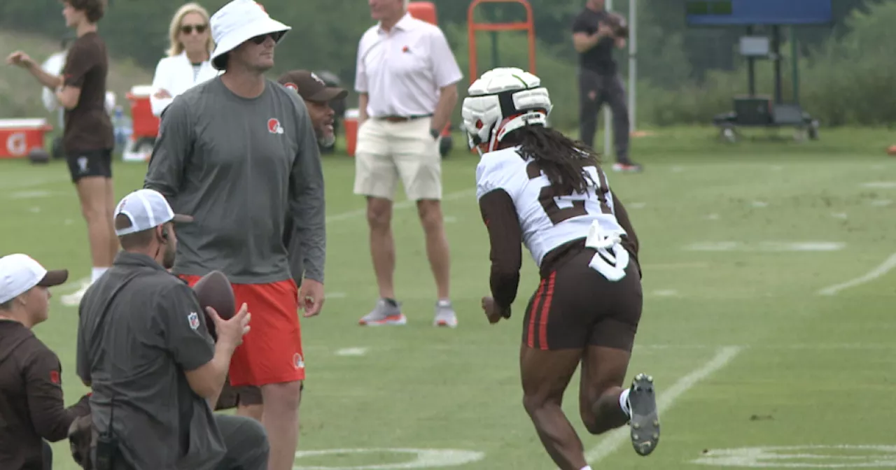 Browns RB D'Onta Foreman released from hospital, back with team after 'scary' neck injury