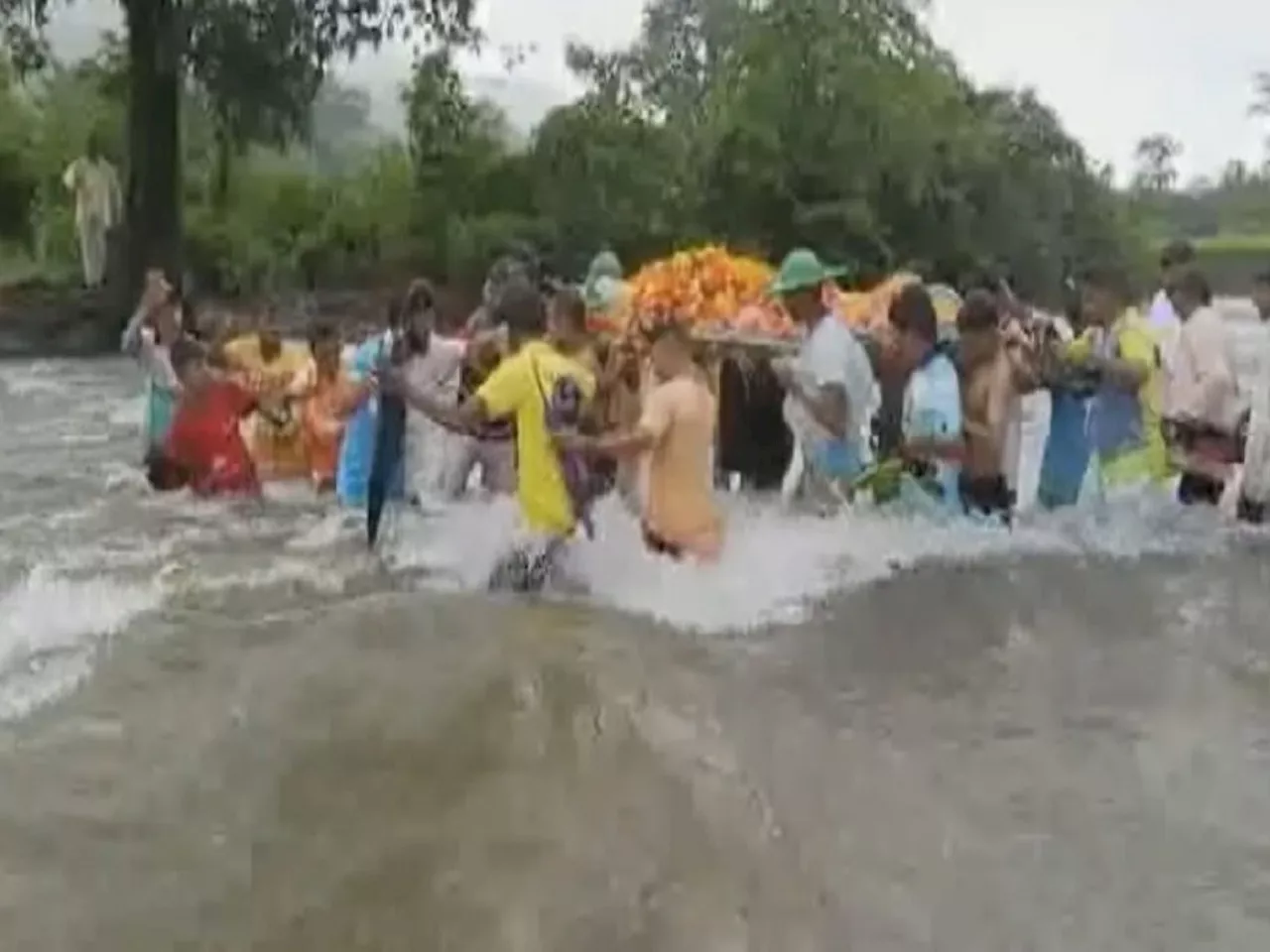 कंबरभर पाण्यातून काढली अंत्ययात्री; मुंबईपासून हाकेच्या अंतरावर असलेल्या रायगडमधील धक्कादायक प्रकार