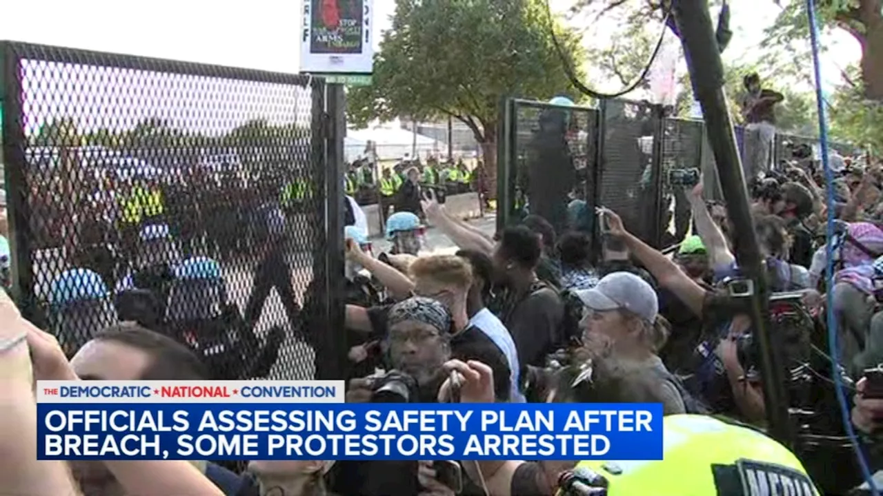 Crews add new fencing around United Center after breach during DNC protest