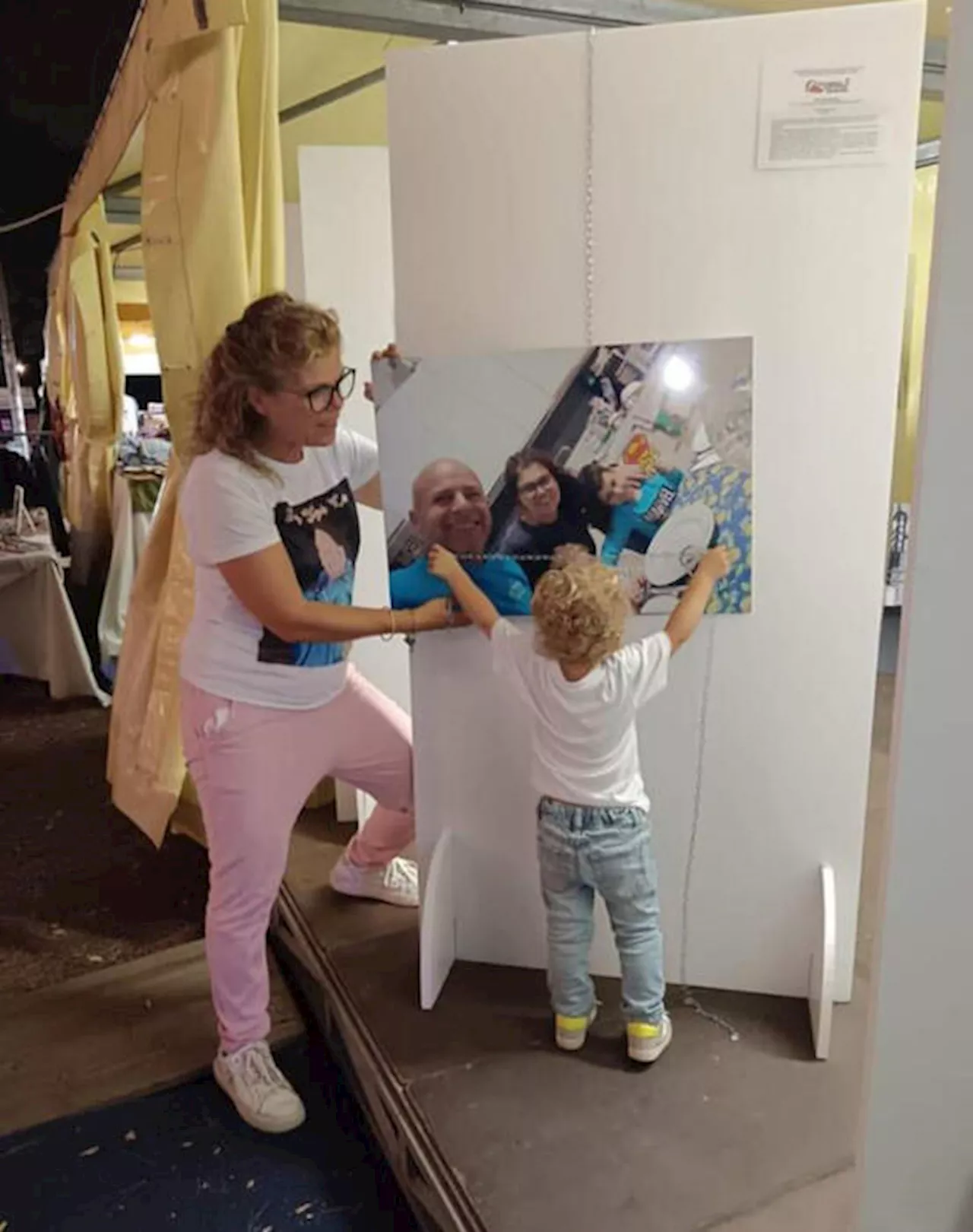 Il papà morto sul lavoro. E Viola abbraccia foto