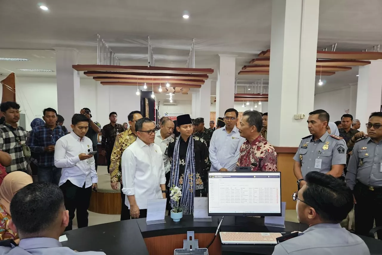 Azwar Anas resmikan Mal Pelayanan Publik Trenggalek