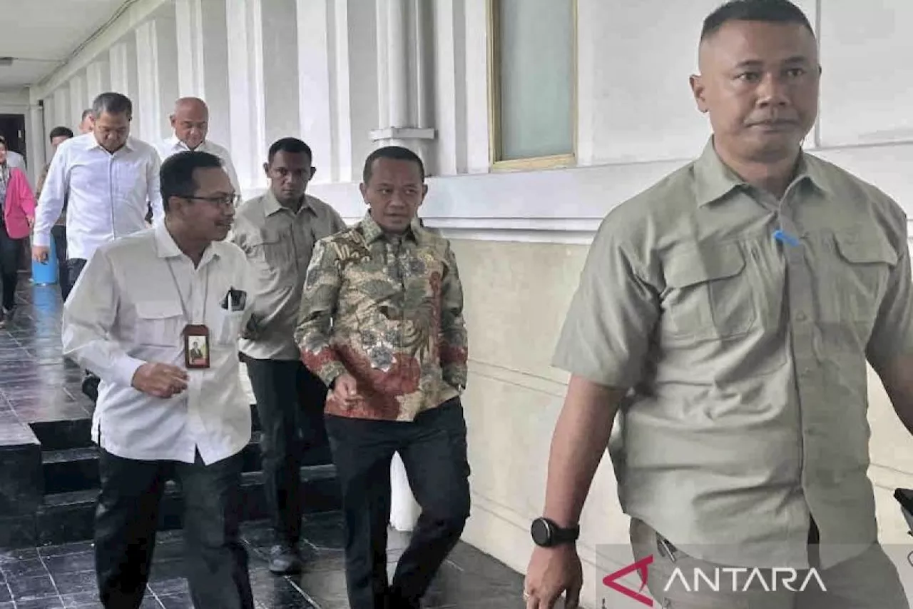 Bahlil rapim bersama jajaran Kementerian ESDM di hari pertama kerja