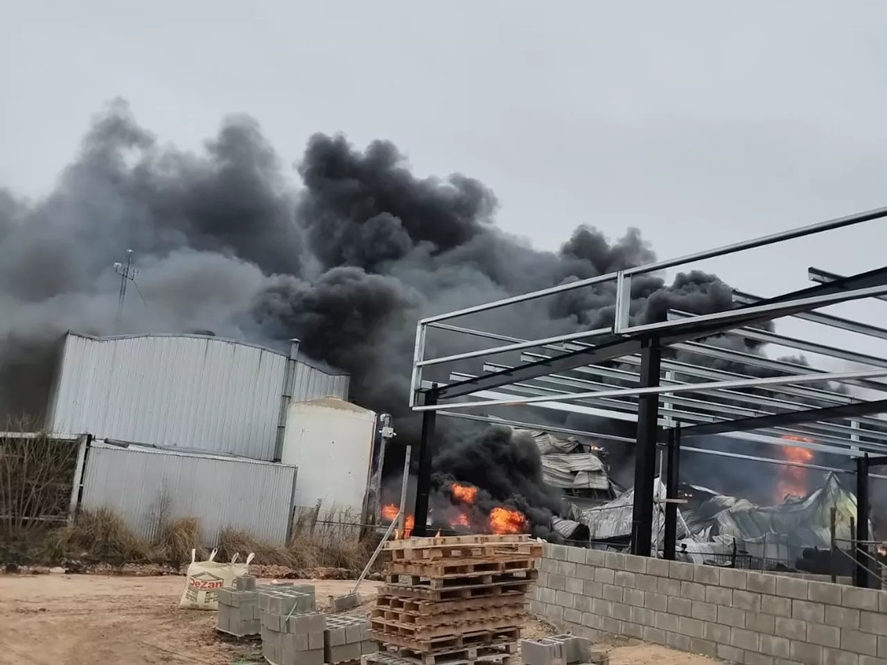 Impactante incendio de una fábrica de resinas en el Parque Industrial de Gualeguaychú