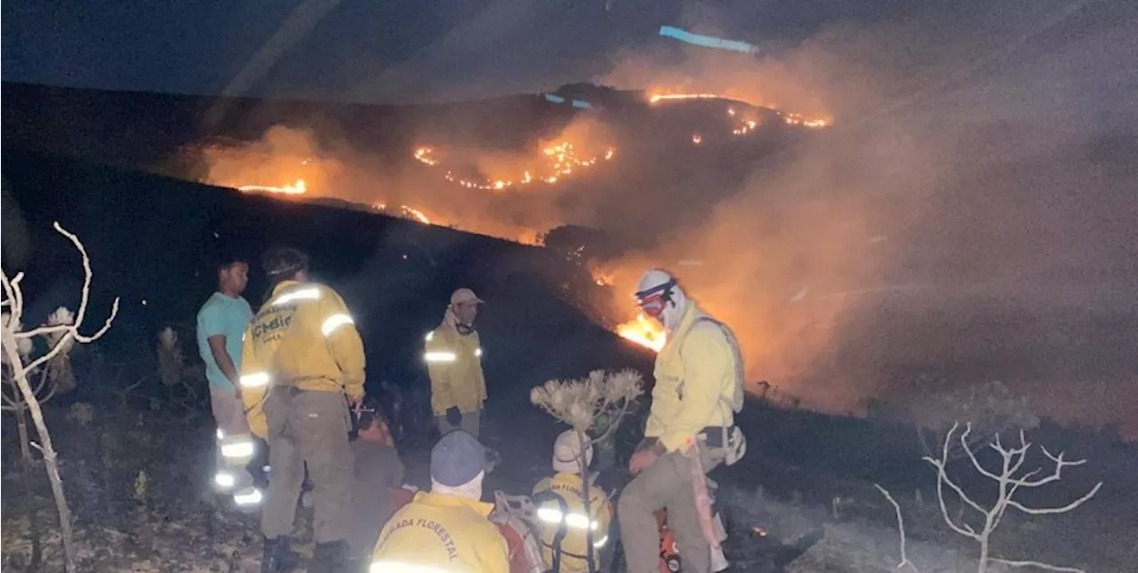 Incêndio consome vegetação na Serra do Cipó, em Minas Gerais