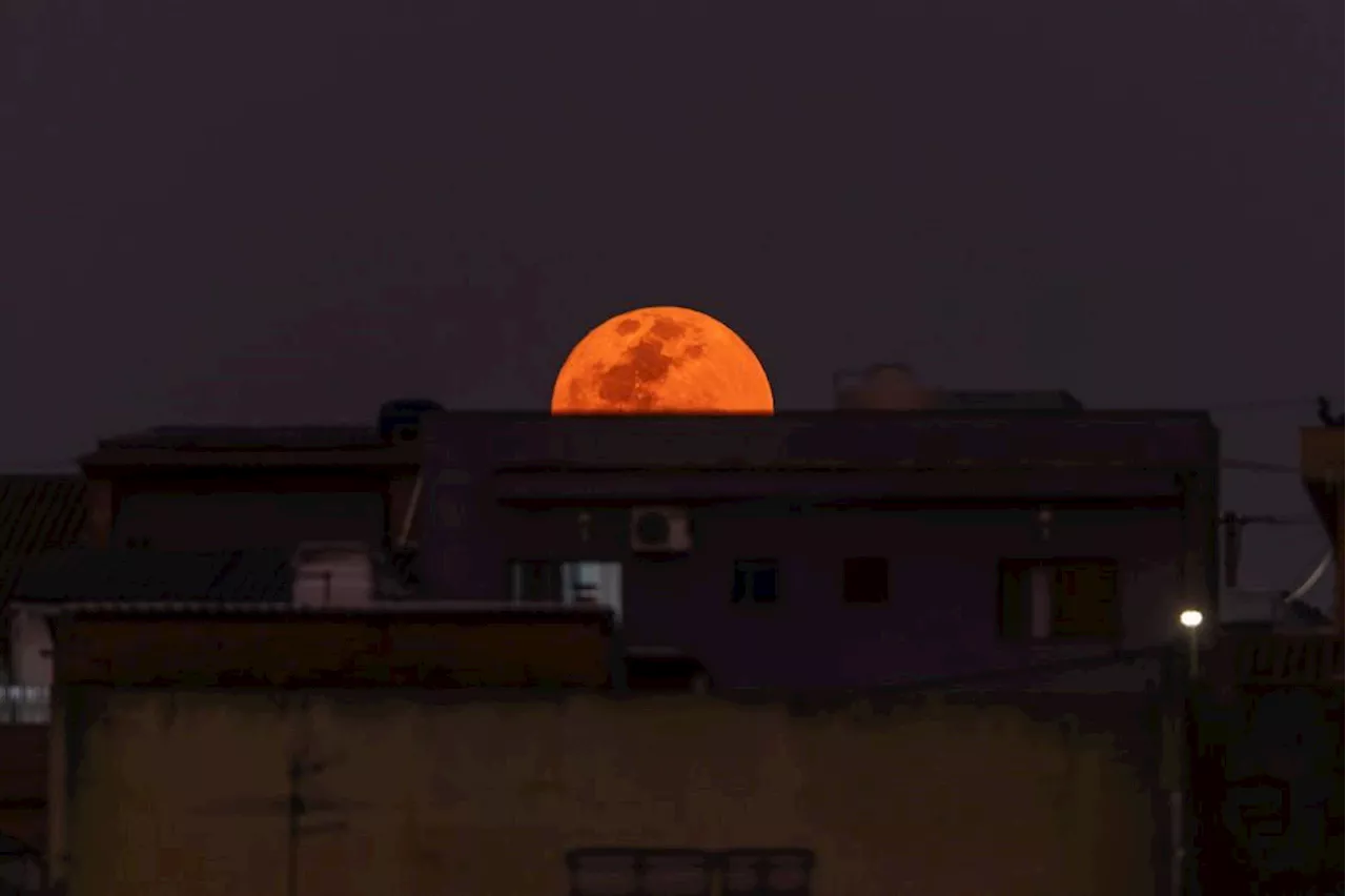 Por que a Lua fica da cor laranja de vez em quando?