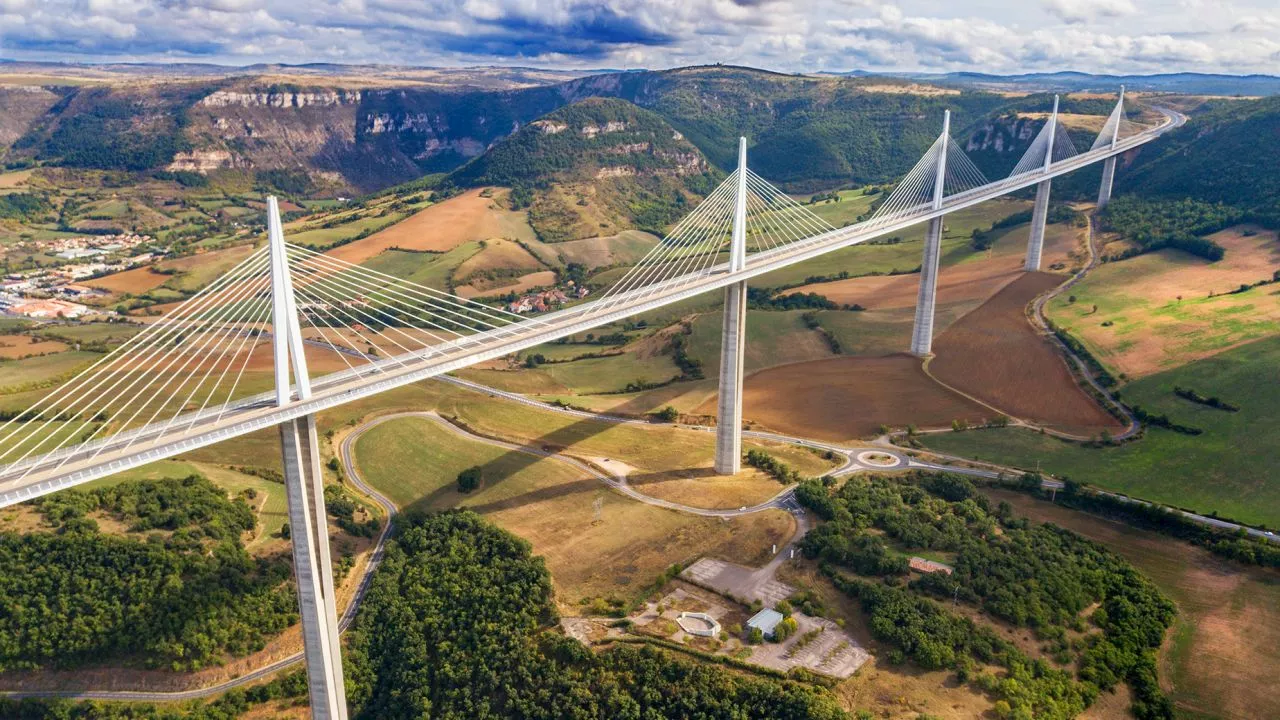 Cómo el viaducto de Millau, el puente más alto del mundo, cambió el mapa de Europa