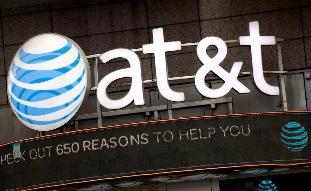 Más de 17 mil empleados de AT&T se van a huelga en EU por prácticas laborales injustas