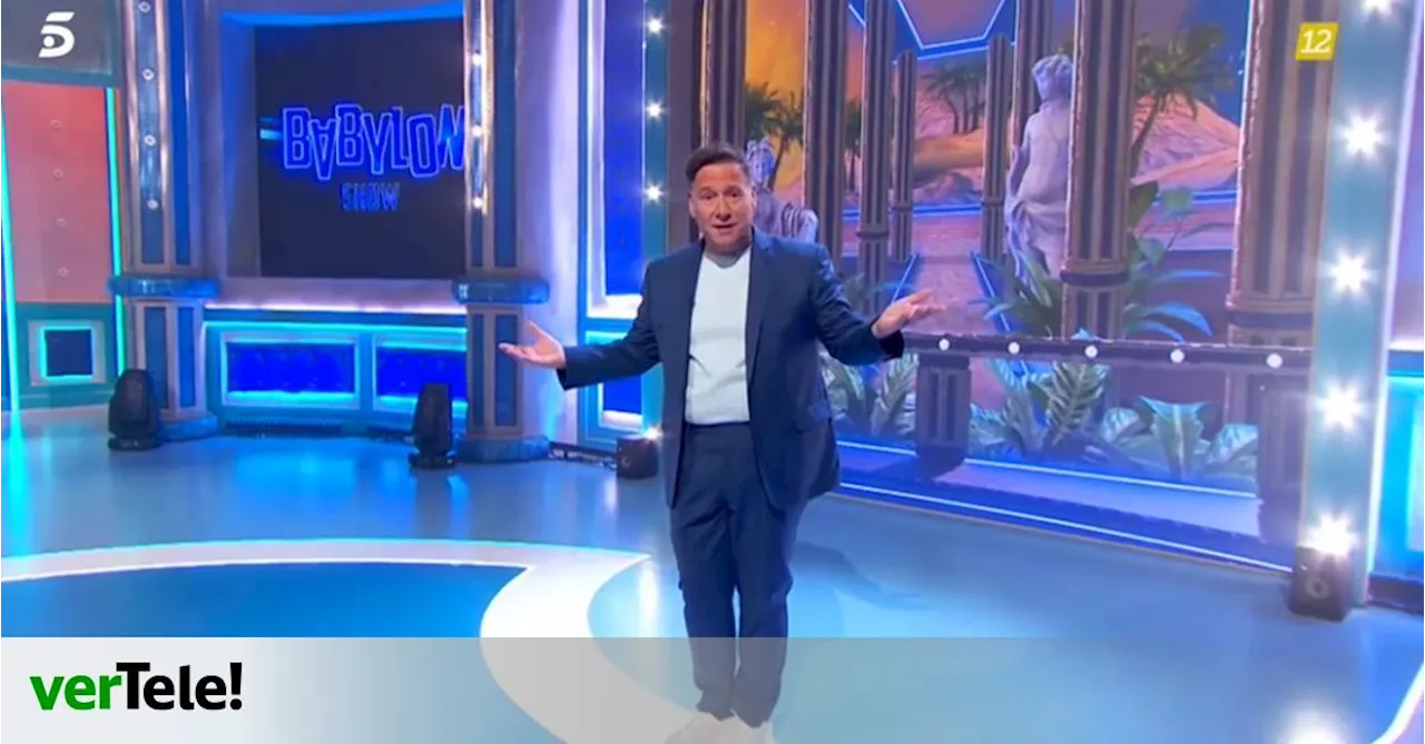 Carlos Latre pone nombre a su primer invitado en 'Babylon Show' y muestra por primera vez su plató en Telecinco
