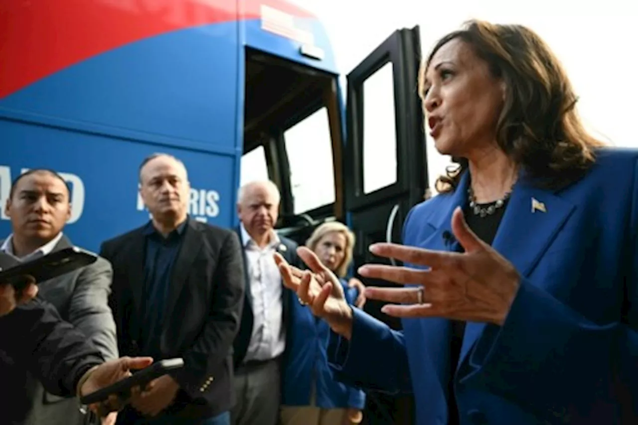 Harris hails Biden in surprise Democratic convention appearance