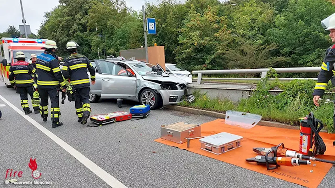 Bayern: Pkw-Lenker rammt nach internistischem Zwischenfall Fahrbahntrenner in München