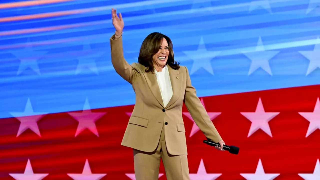 Kamala Harris makes surprise appearance on 1st night of DNC in Chicago