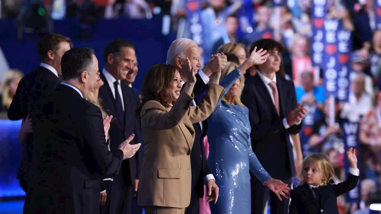 Convention Dem, Biden passa il testimone a Kamala Harris: 'Trump è bugiardo, perdente, criminale'