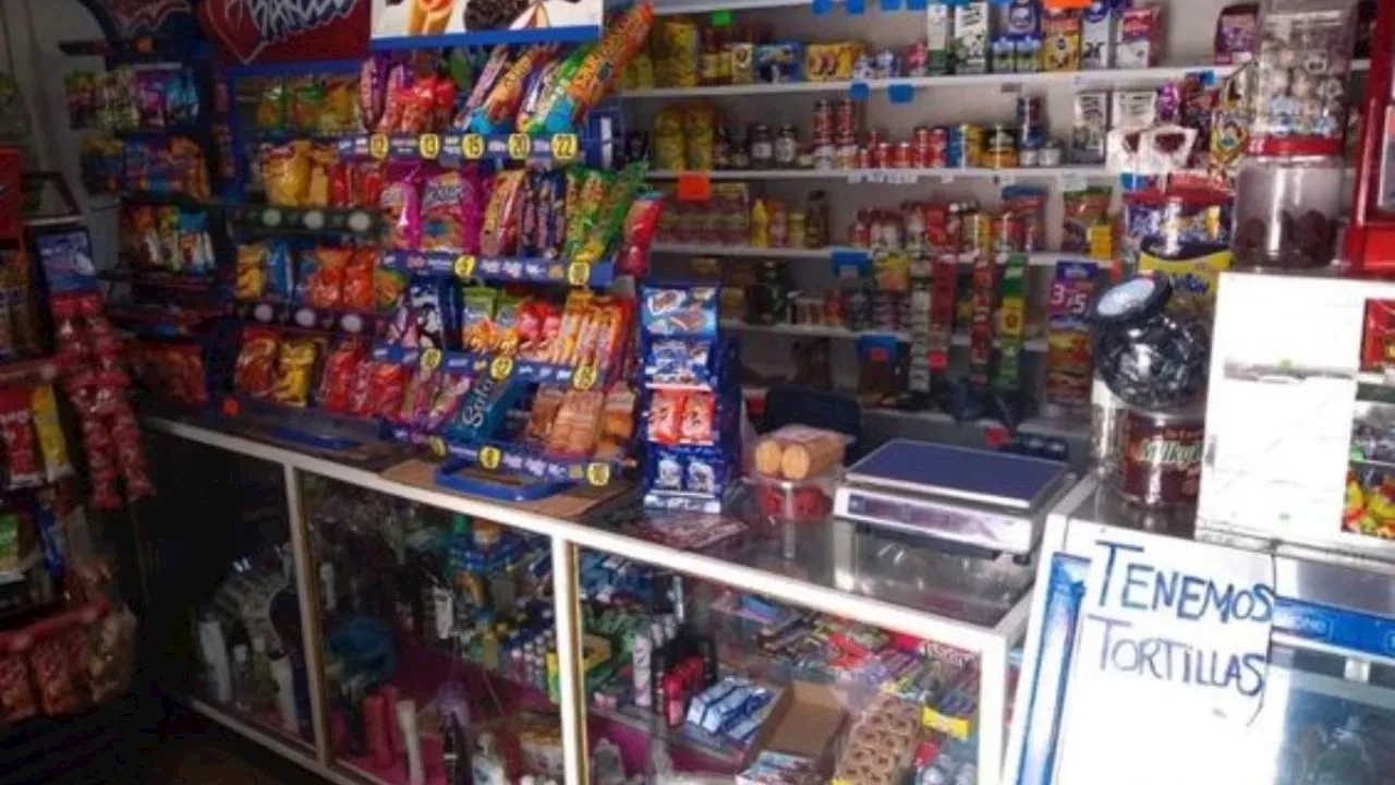 VIDEO: Ladrones salen huyendo de tienda cuando el encargado los recibe con un rifle en Aguascalientes