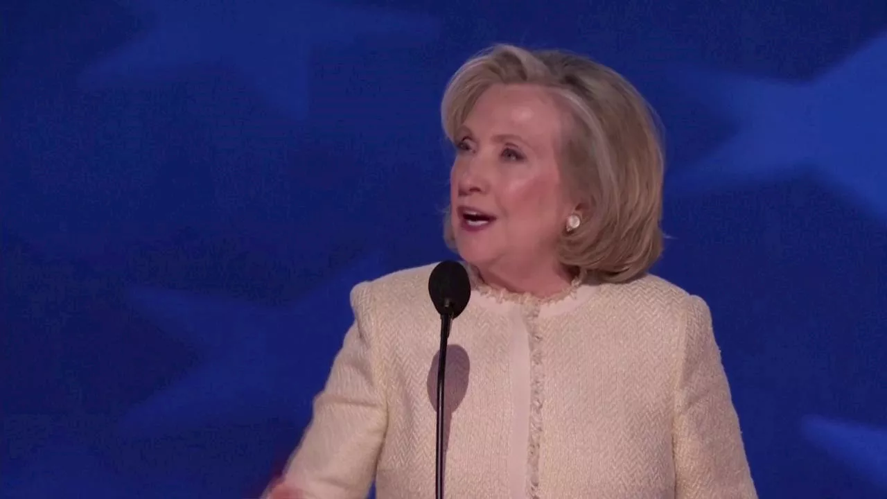 Hillary Clinton infiamma la convention democratica: 'Kamala ripristinerà il diritto all'aborto, il futuro è q…