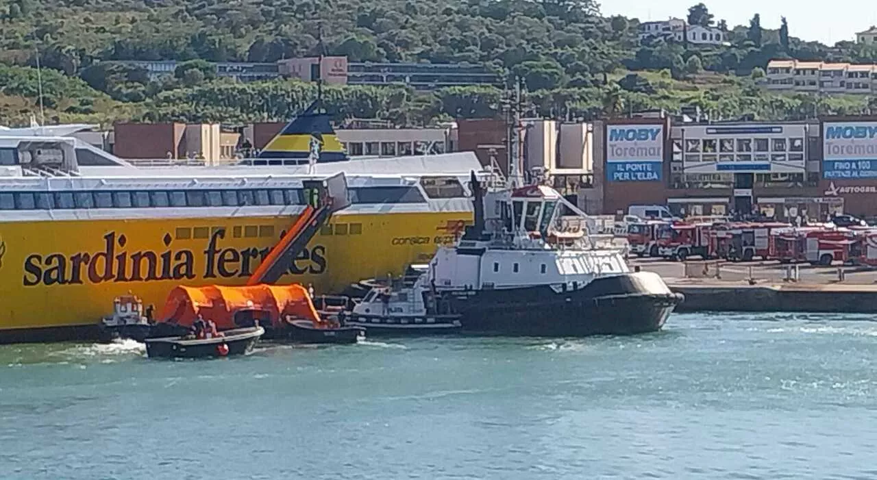 Piombino, incendio sul traghetto: evacuate le 274 persone a bordo. Un ferito lieve e un passeggero ha avuto un