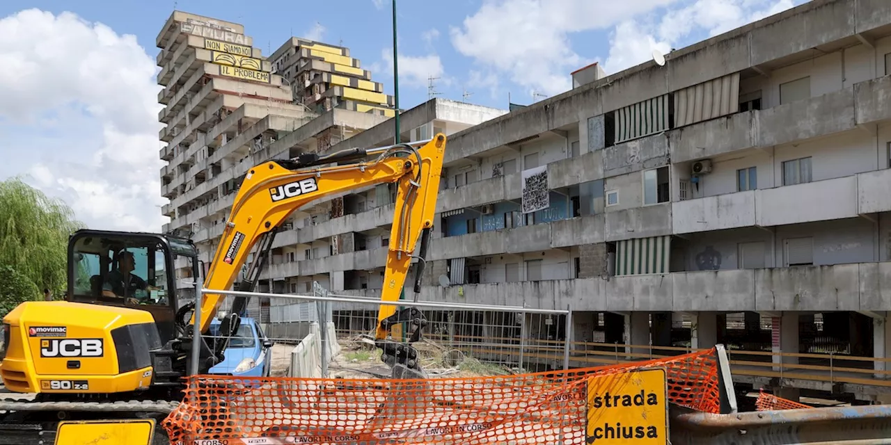 I lavori per rendere inaccessibile la Vela Celeste di Scampia