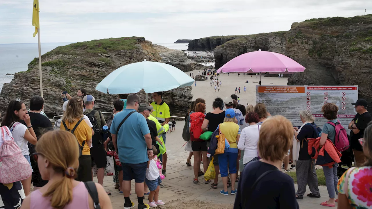 Los estafadores hacen su sanmartín a costa de los turistas en Las Catedrales, Lugo