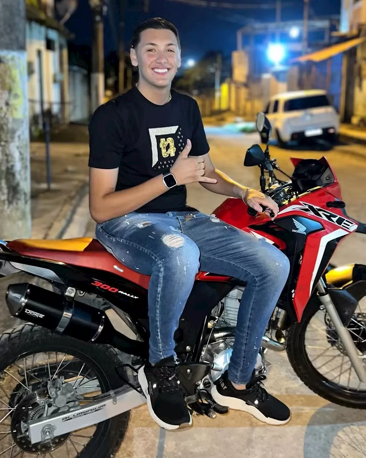 Morre jovem baleado em São Gonçalo; família acusa PMs de atirarem após ele errar caminho