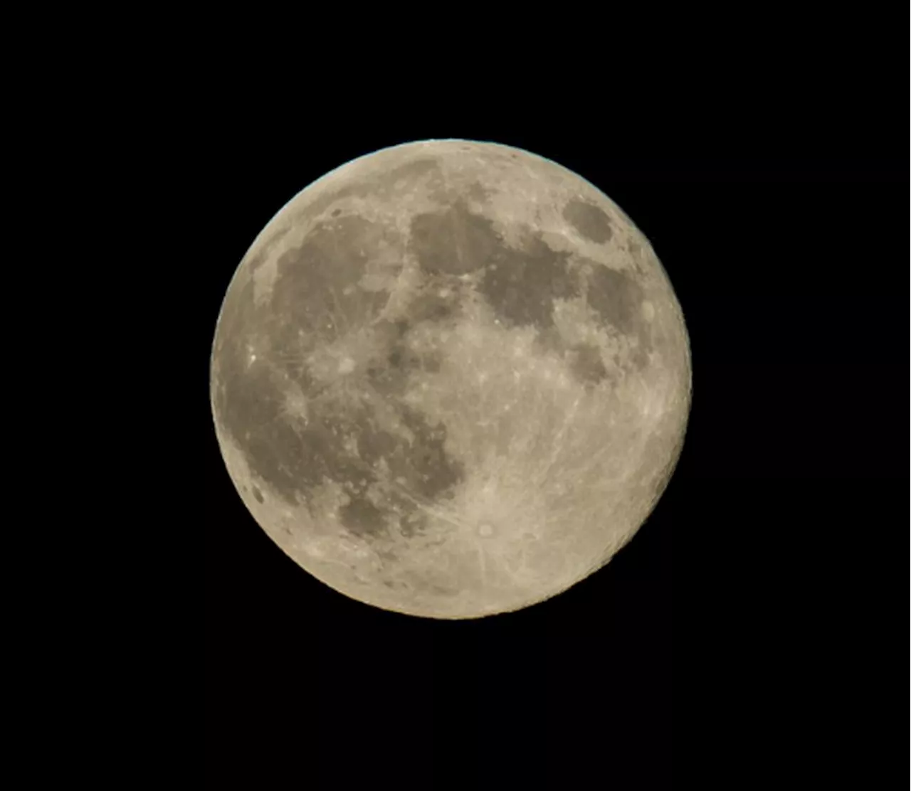 'A Lua me traiu'? Entenda por que 'superlua azul' não é azul; fotos