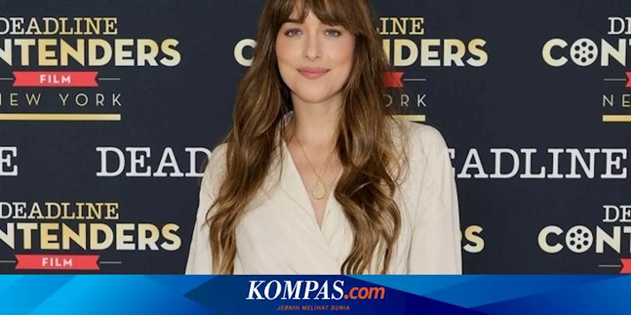 Dakota Johnson Memamerkan Cincin Tunangan Setelah Dikabarkan Berpisah dengan Chris Martin Coldplay