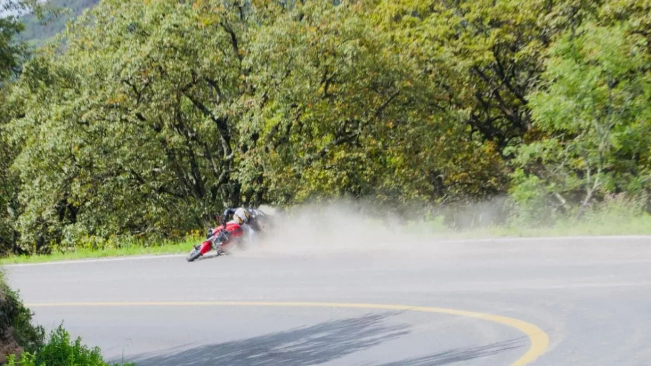 Peligro en Sierra de Lobos: motociclistas hacen acrobacias en curvas peligrosas