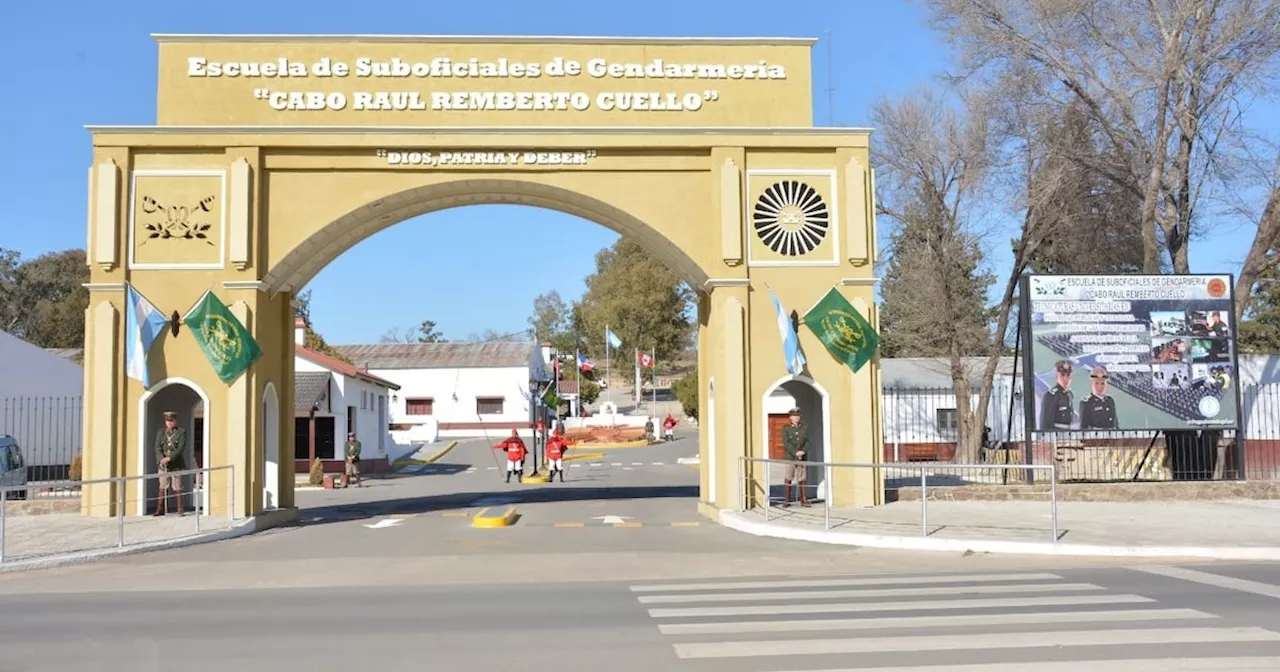 Una jefa de Gendarmería habría obligado a 100 cadetes mujeres a desnudarse frente a compañeras