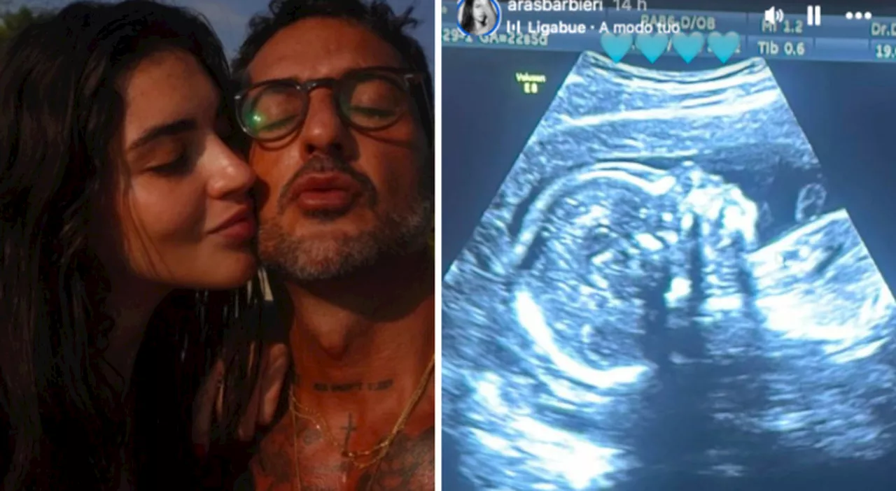 Fabrizio Corona, Sara Barbieri e la foto dell'ecografia: «Il nostro amore»