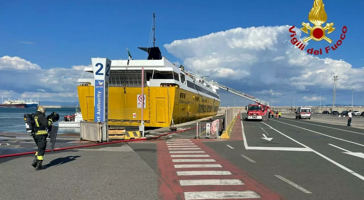 Piombino, incendio nella sala macchine sul traghetto per l'Elba, portellone bloccato: 300 passeggeri evacuati