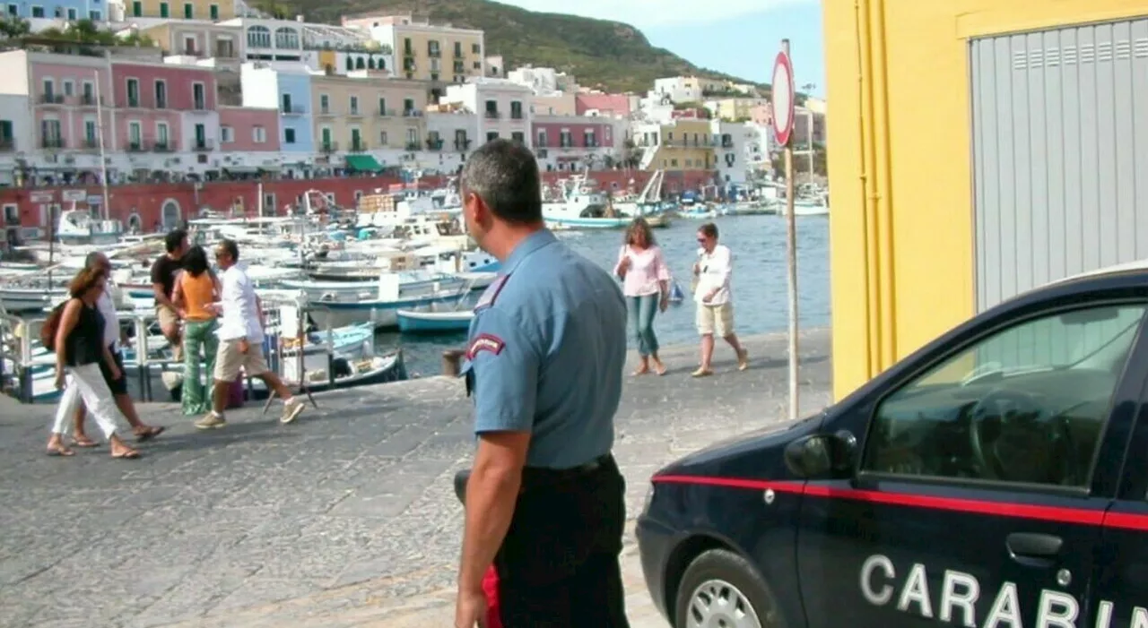 Violenza sessuale su una ragazza di 16 anni in vacanza a Ponza: arrestato 30enne romano