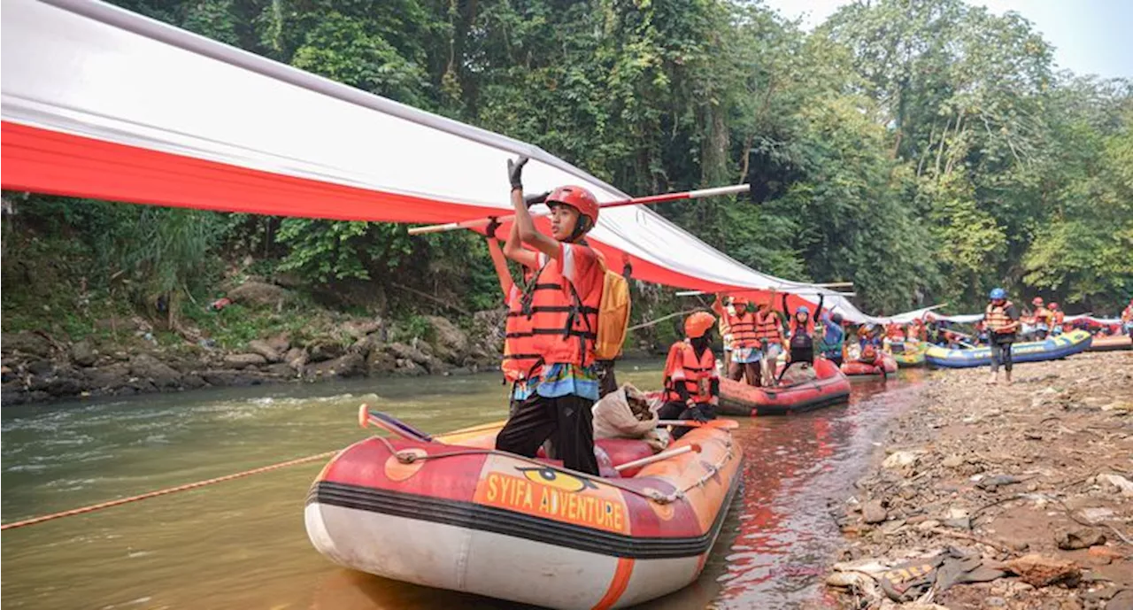 HUT RI, Ratusan Orang Angkut 1,65 Ton Sampah dari Sungai Ciliwung