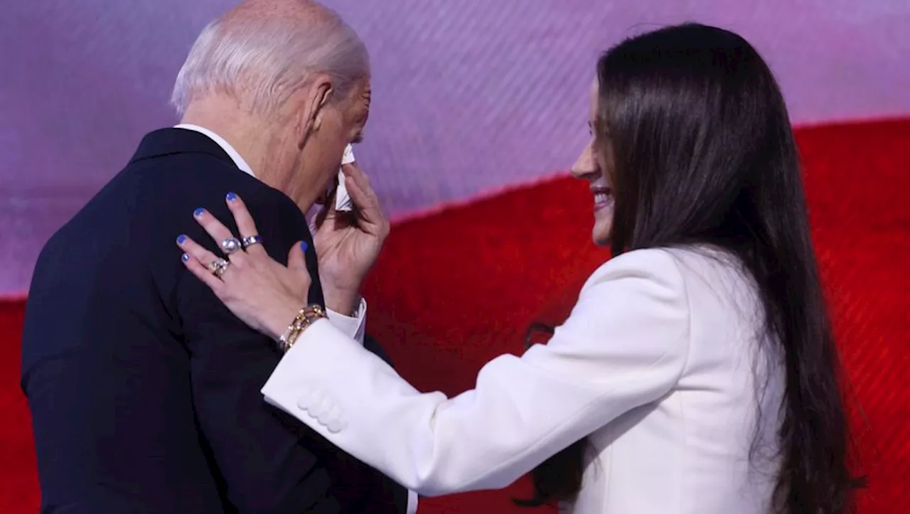 Présidentielle américaine : Joe Biden passe le flambeau à Kamala Harris devant des démocrates bouleversés