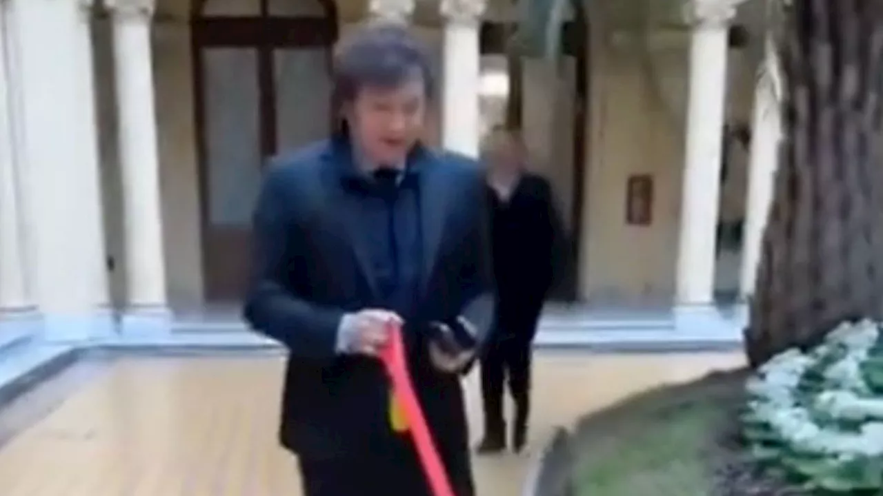 Javier Milei se filmó paseando al perro en Casa Rosada