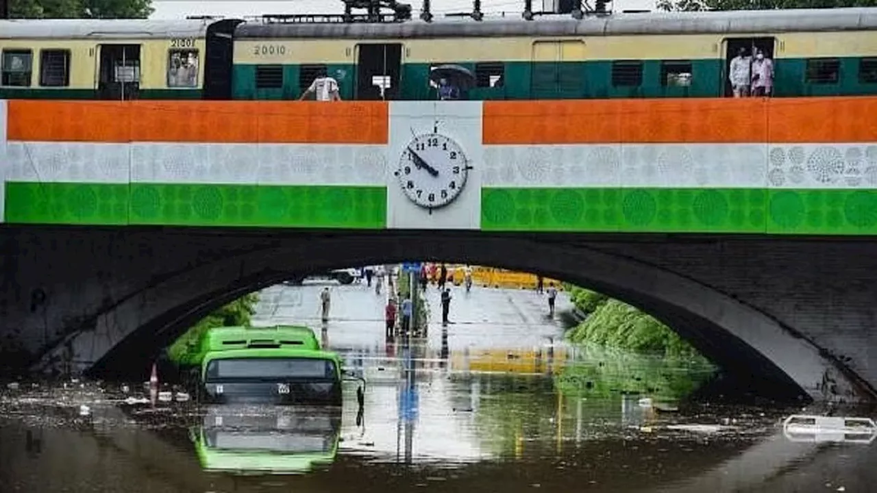 भारी बारिश के चलते फिर 'तालाब' बना मिंटो ब्रिज अंडरपास, पानी में डूबा ऑटो, स्कूल बस फंसी