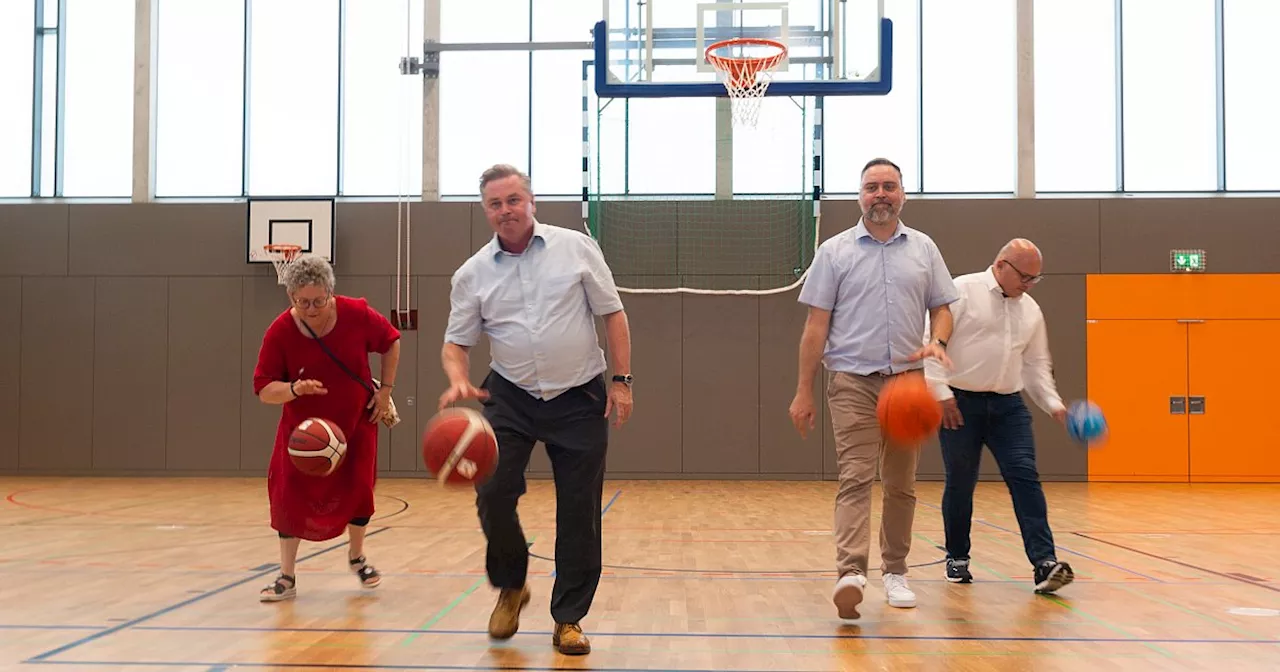 Endlich fliegen in der neuen Halle am Herforder Ravensberger Gymnasium die Bälle