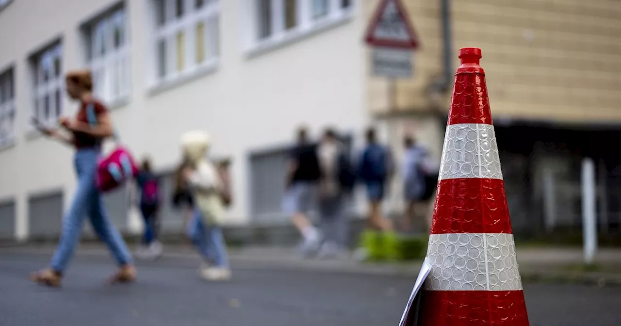 Zu viele Elterntaxis: Straße vor Schule in Bad Lippspringe wird morgens gesperrt