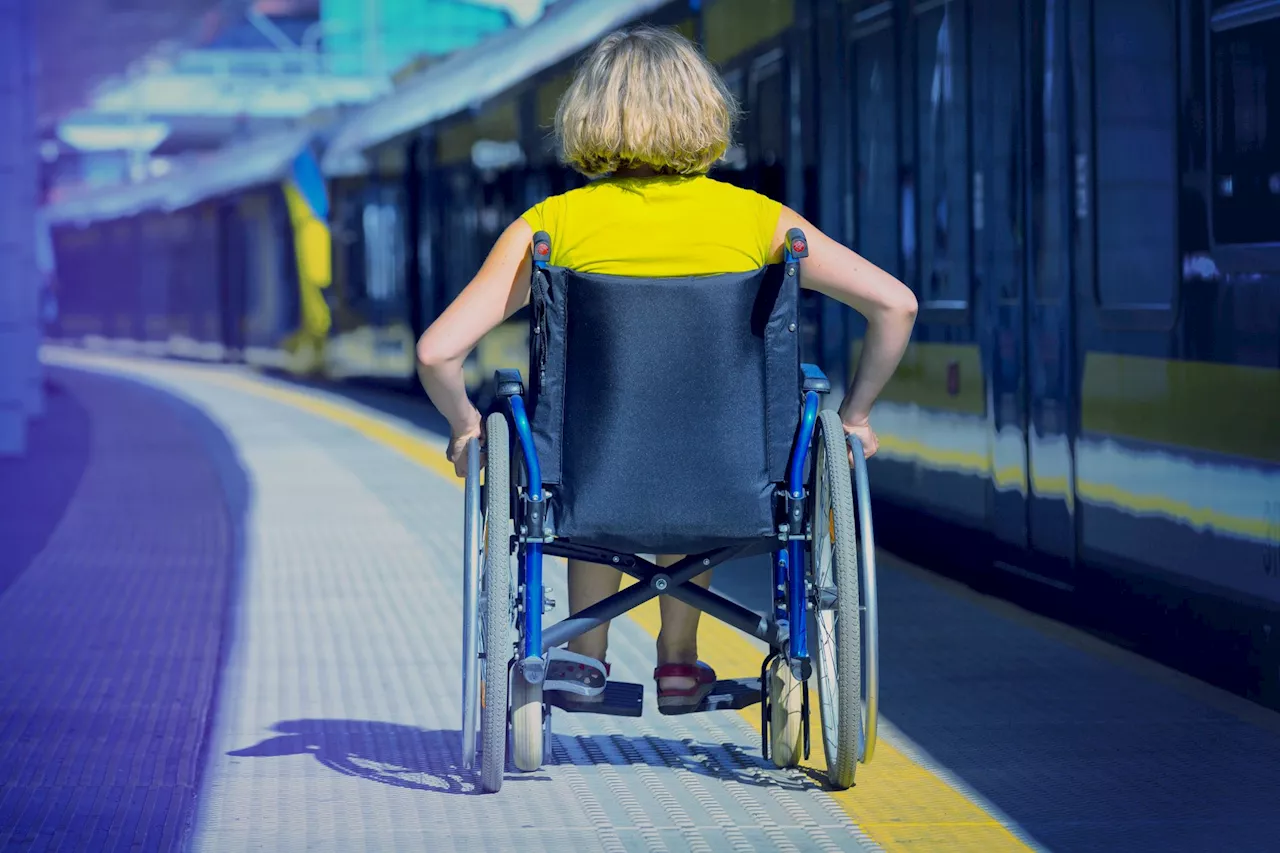 Dear Abby: I get dirty looks when my elderly father pushes my wheelchair